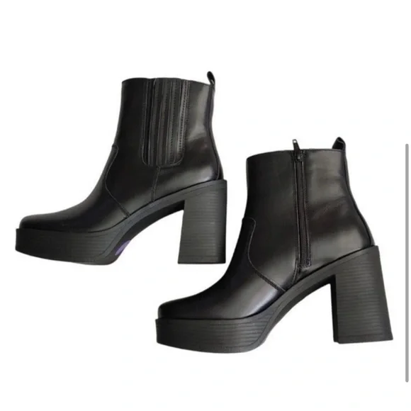 House of Harlow chunky heel booties - Picture 3 of 5